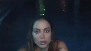 Na piscina - Anitta