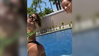 Rebola a Bunda na piscina gostosa - Anitta