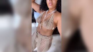 that top  now we just need to that ass - Angela Simmons