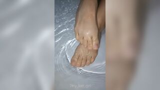 Playing in the bath tub - Amateur Feet