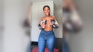 She's bad and she knows it - Real African Curves