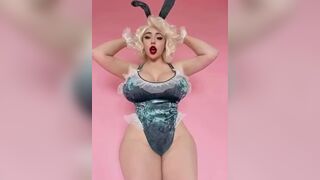 Marilyn Monroe cosplay - Big Breast Implants