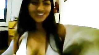 Flashing Gals: Two-for-one cam flash from cute Arab gal