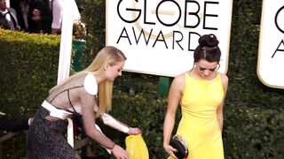 Sophie Turner helping out Maisie Williams - Graceful Celebrities