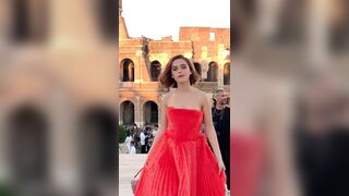 Graceful Celebrities: Kiernan Shipka