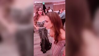 Sofia Vergara + Jessica Alba dancing at the Vanity Fair Oscar Party 2020