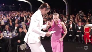 Emily Blunt wins an award - Graceful Celebrities