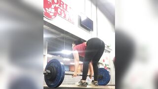 Gals in Yoga Panties: Lifting weights