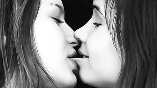 Sexy af - Girls Kissing