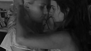 Penelope Cruz & Scarlett Johansson - Girls Kissing
