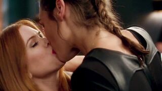 Gals Giving a kiss: Girl Gadot & Isla Fisher