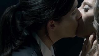 Gals Giving a kiss: Westworld