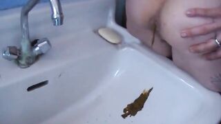 Gals Pooping: Gal shitting in the sink