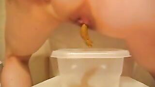 Gals Pooping: Soft shit into plastic container